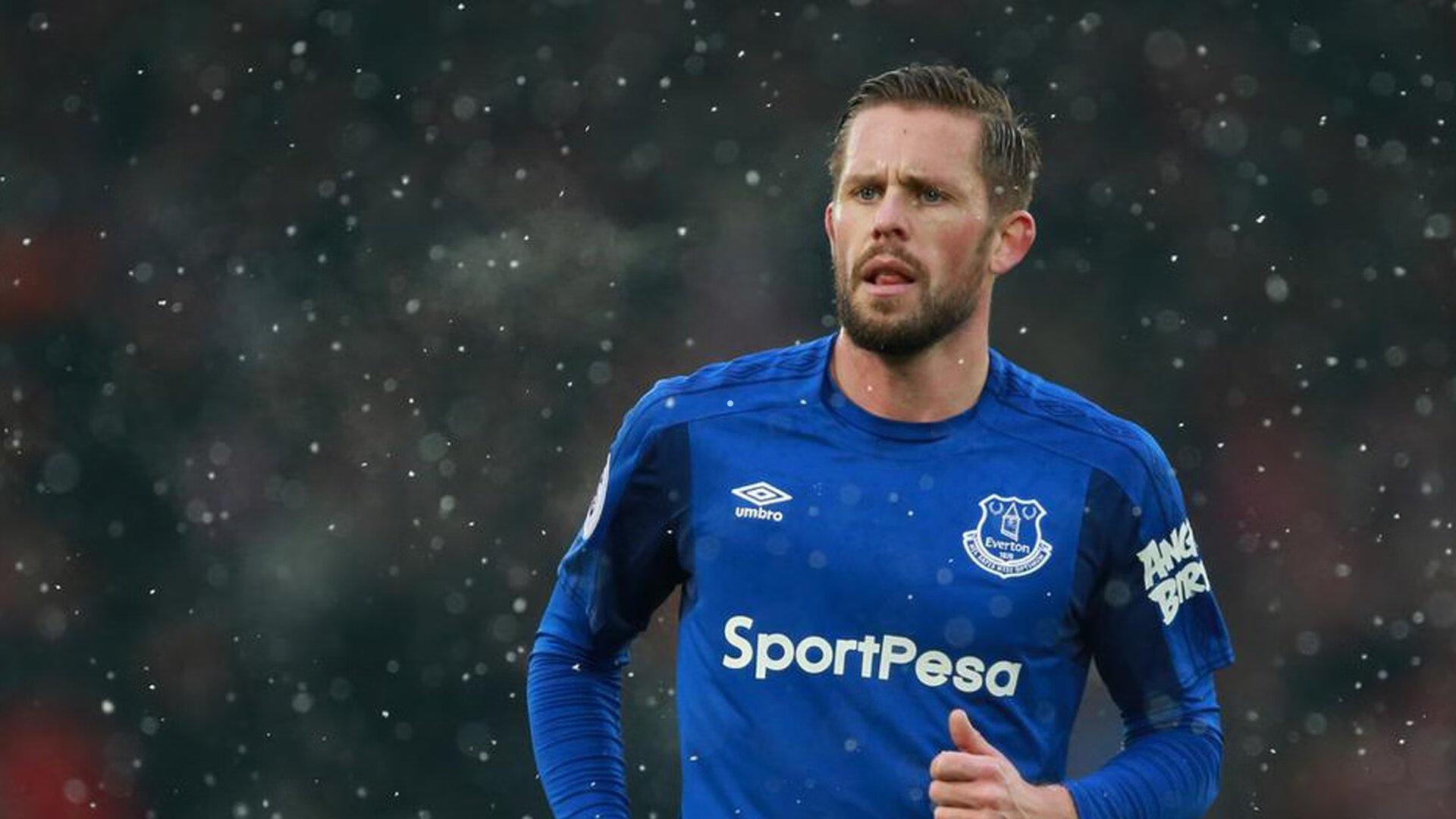 赛后眼神拉丝儿！爱德华兹与字母哥拥抱耳语展深情，竞技场上的温情一刻引热议