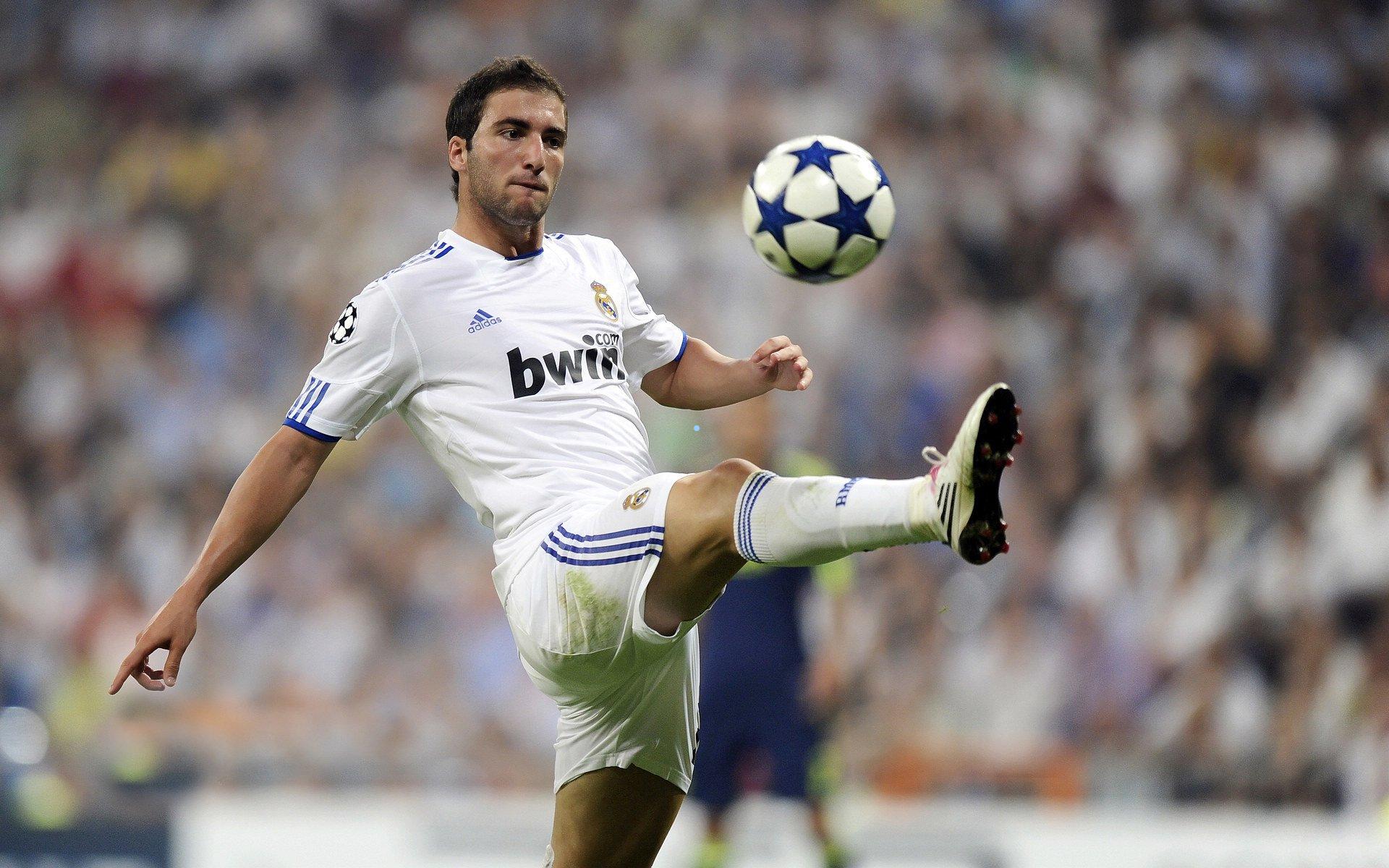 德国转会市场评选可签约球员最强阵容，于帕梅卡诺与科纳特领衔后防